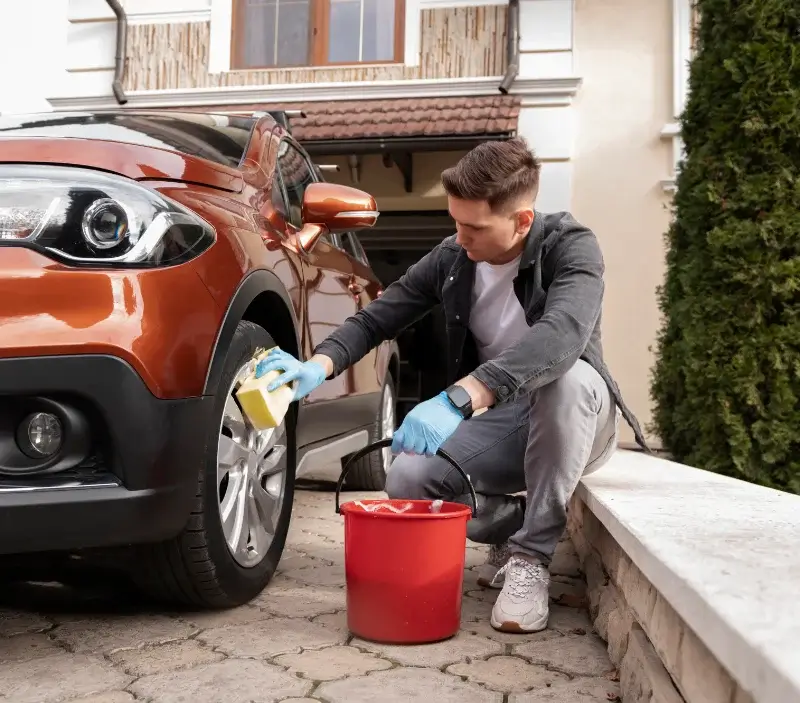 Lavage auto à domicile Bouzy-la-Forêt : professionnel intervenant sur un véhicule
